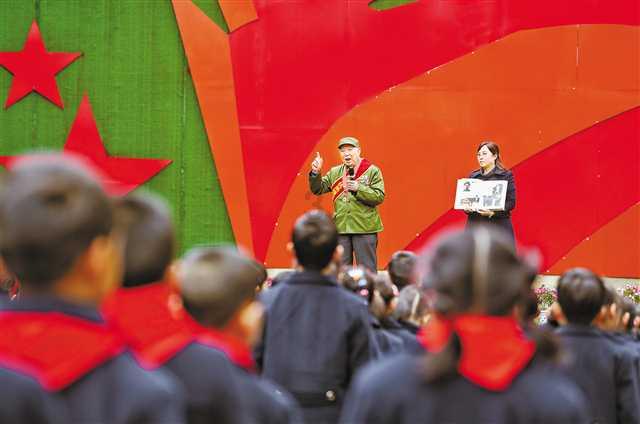 他肠子打出也不下火线，歼灭400美军，敌机一架